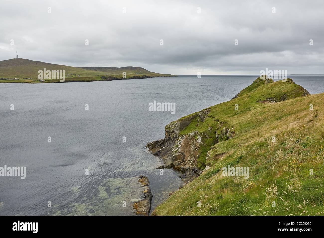 Blick auf die Küste in Richtung Knab in Lerwick, dem Haupthafen der Shetland Isles, Schottland. Stockfoto