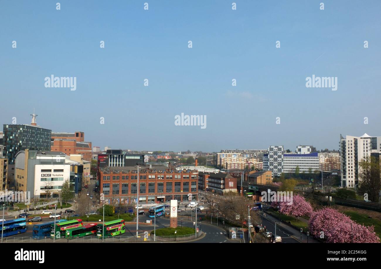 Ein Panoramablick auf die Stadt leeds mit dem BBC-Hauptsitz und Busbahnhof vor Wohngebäuden und Straßen Stockfoto Ein Panoramablick auf die Stadt leeds mit dem BBC-Hauptsitz und Busbahnhof vor Wohngebäuden und Straßen Stockfoto