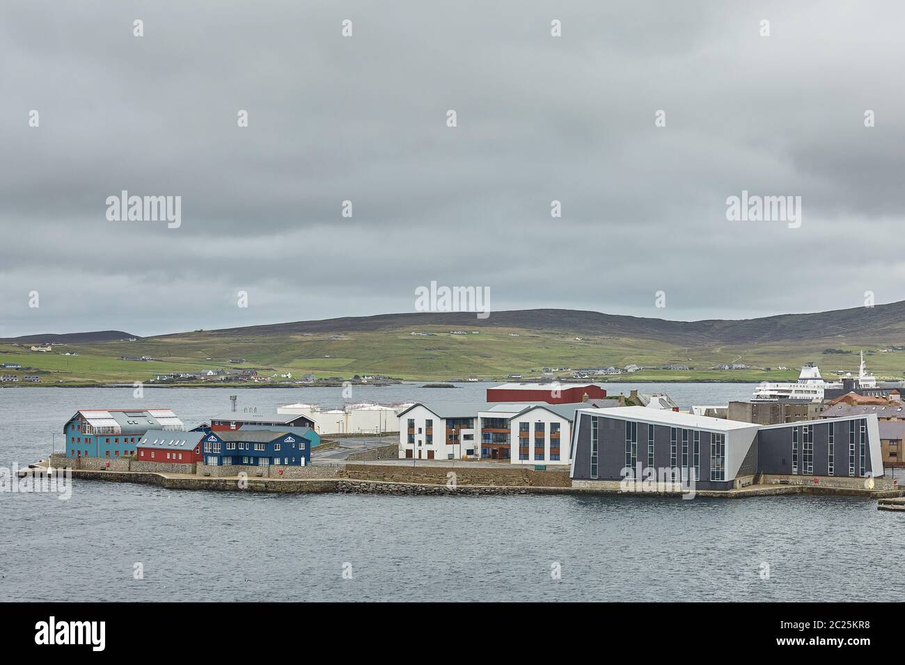 Lerwick Stadtzentrum unter bewölktem Himmel, Lerwick, Shetland Inseln, Schottland, Vereinigtes Königreich. Stockfoto