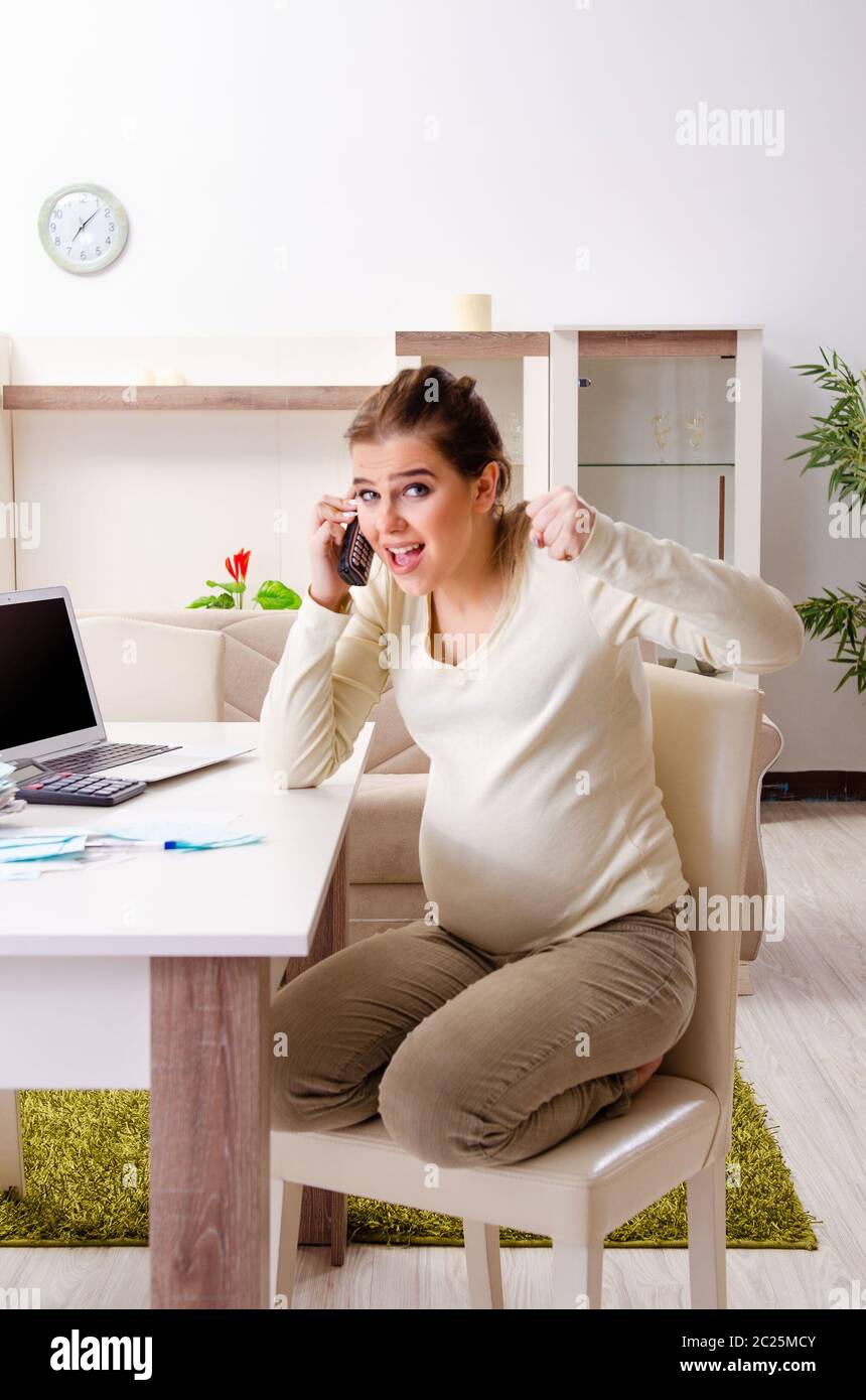 Junge schwangere Frau in die Budgetplanung Konzept Stockfoto