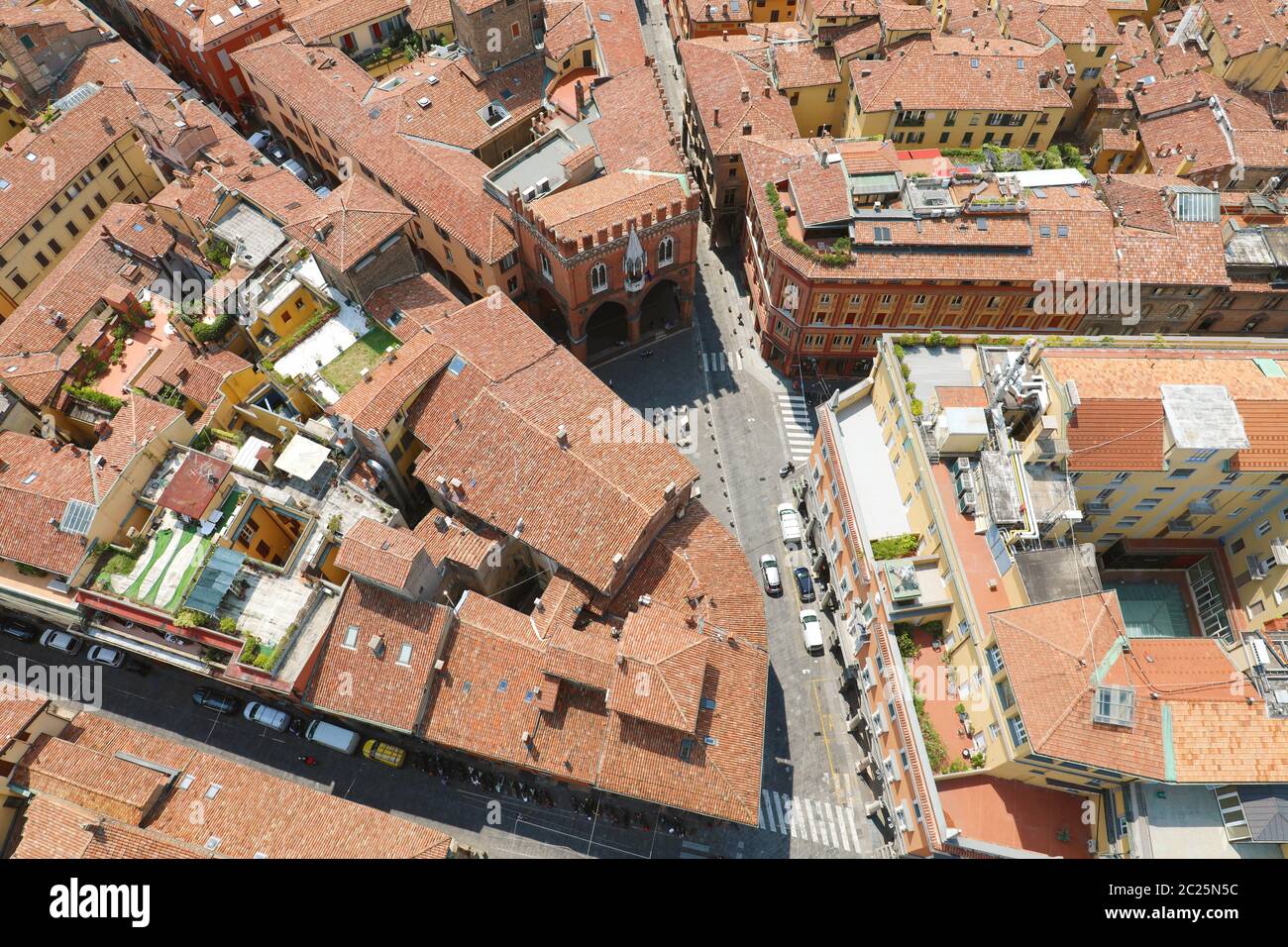 Erstaunlich Bologna Antenne Stadtbild. Schöne Sicht auf die italienische mittelalterliche Stadt Bologna mit Piazza della Mercanzia Square, Italien. Stockfoto