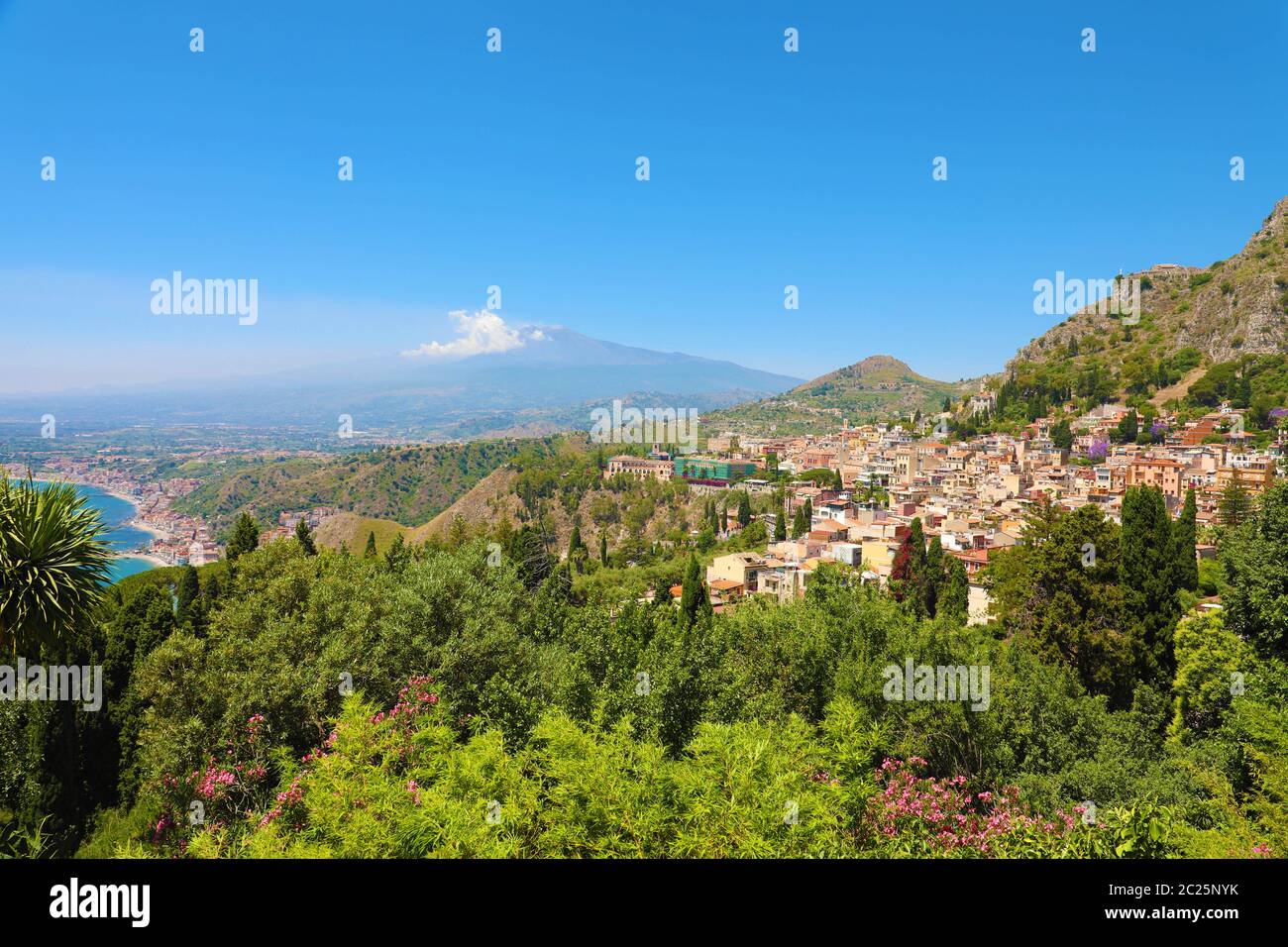 Taormina Dorf mit dem Vulkan Ätna im Hintergrund aus dem Griechischen Theater, Sizilien, Italien gesehen Stockfoto