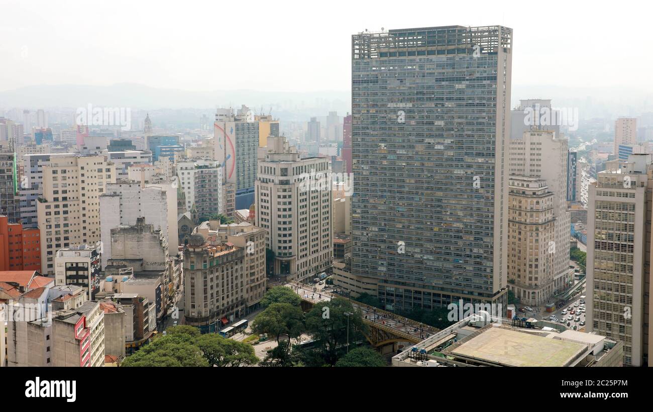 SAO PAULO, Brasilien - 10. MAI 2019: Mirante do Vale Gebäude mit viaduto Santa Ifigênia Viadukt und die Skyline der Innenstadt in Sao Paulo, Brasilien Stockfoto