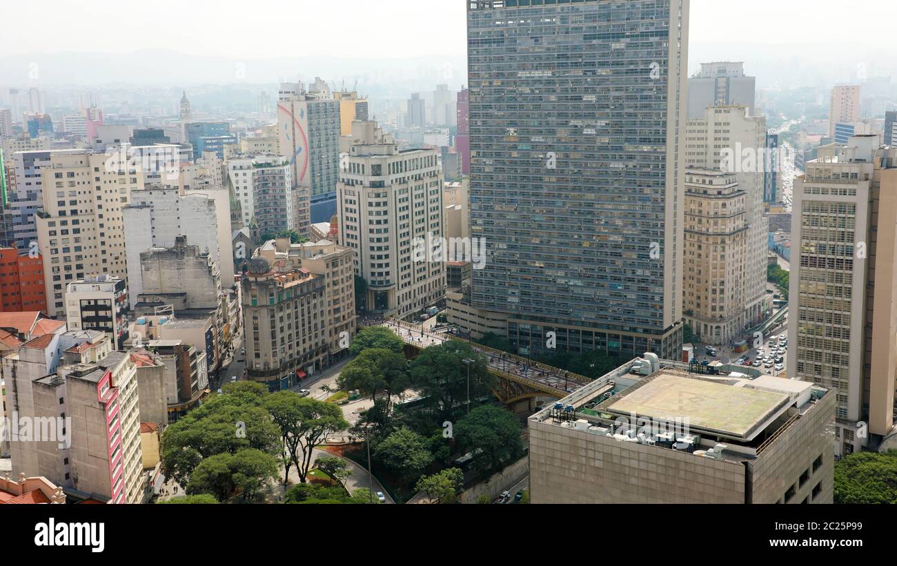 SAO PAULO, Brasilien - 10. MAI 2019: Mirante do Vale Gebäude mit viaduto Santa Ifigênia Viadukt und die Skyline der Innenstadt in Sao Paulo, Brasilien Stockfoto