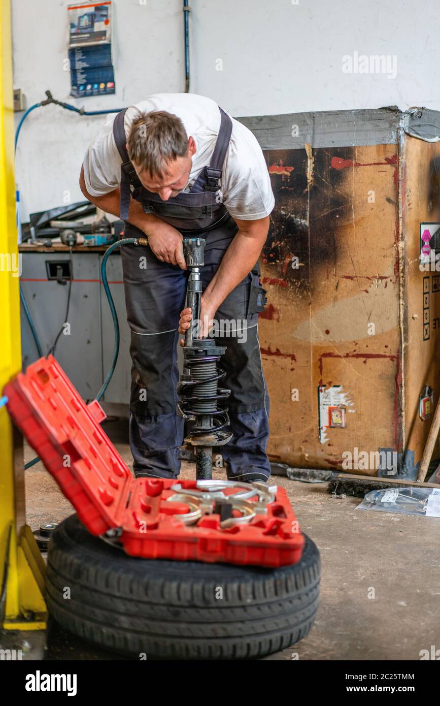 Auto Mechaniker repariert Auto 33 Stockfoto