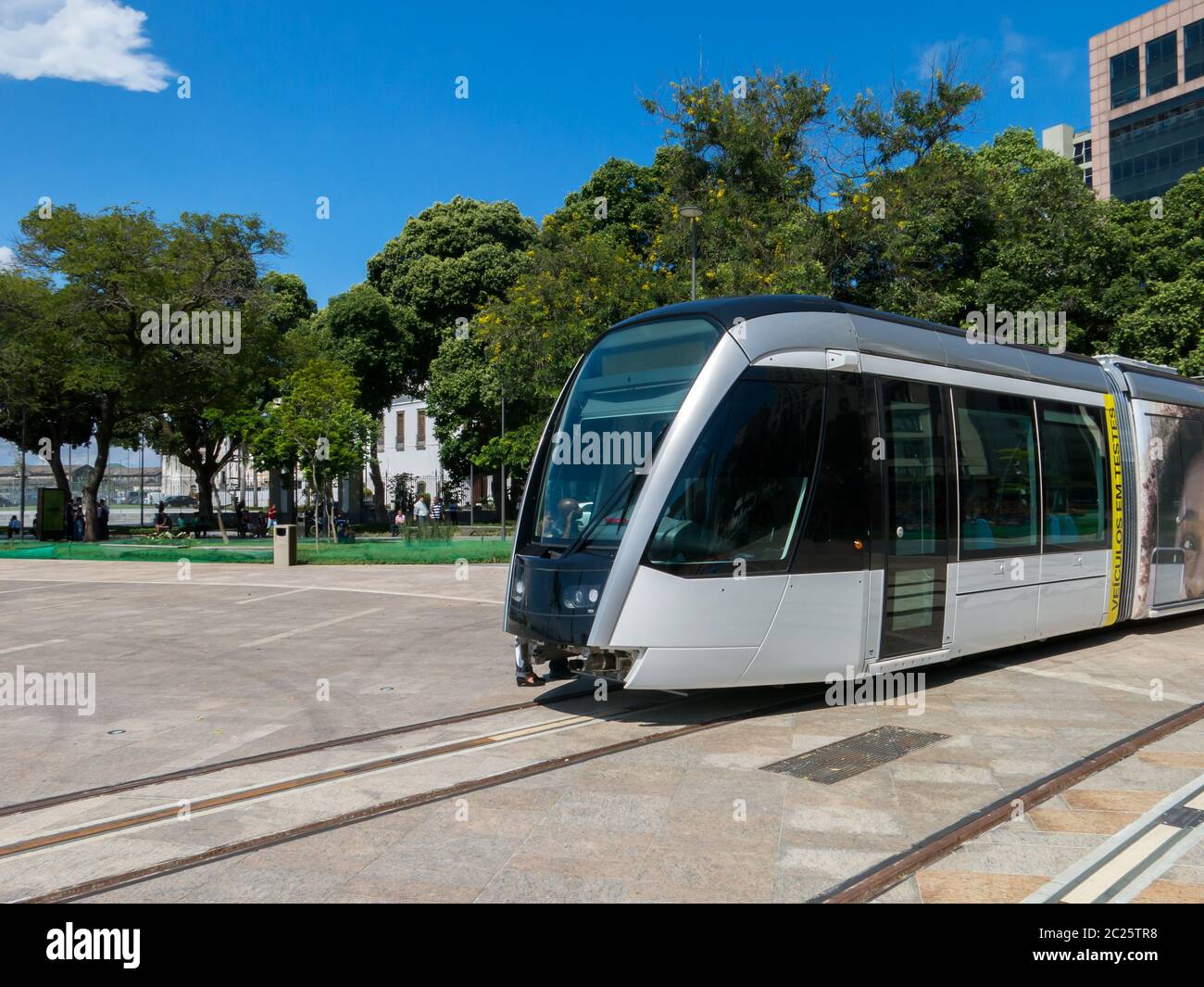 RIO DE JANEIRO, BRASILIEN - 18. MÄRZ 2016 - Neue Straßenbahn Rio de Janeiro im Test auf dem Platz Maua (praca Maua) Stockfoto