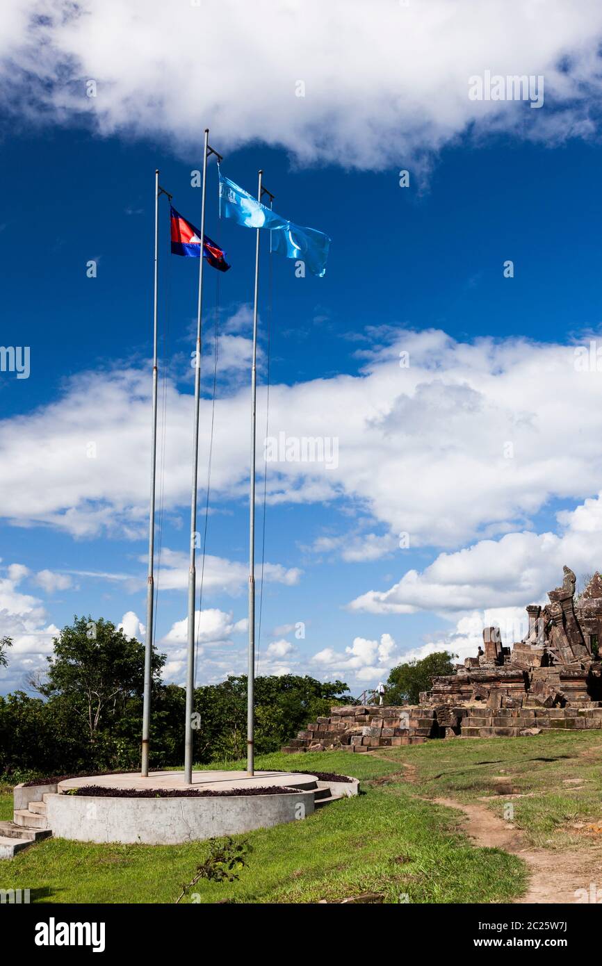 Flaggen am Preah Vihear Tempel, Gopura i (1. Tor), Hindu Tempel des alten Khmer Reiches, Preah Vihear Provinz, Kambodscha, Südostasien, Asien Stockfoto
