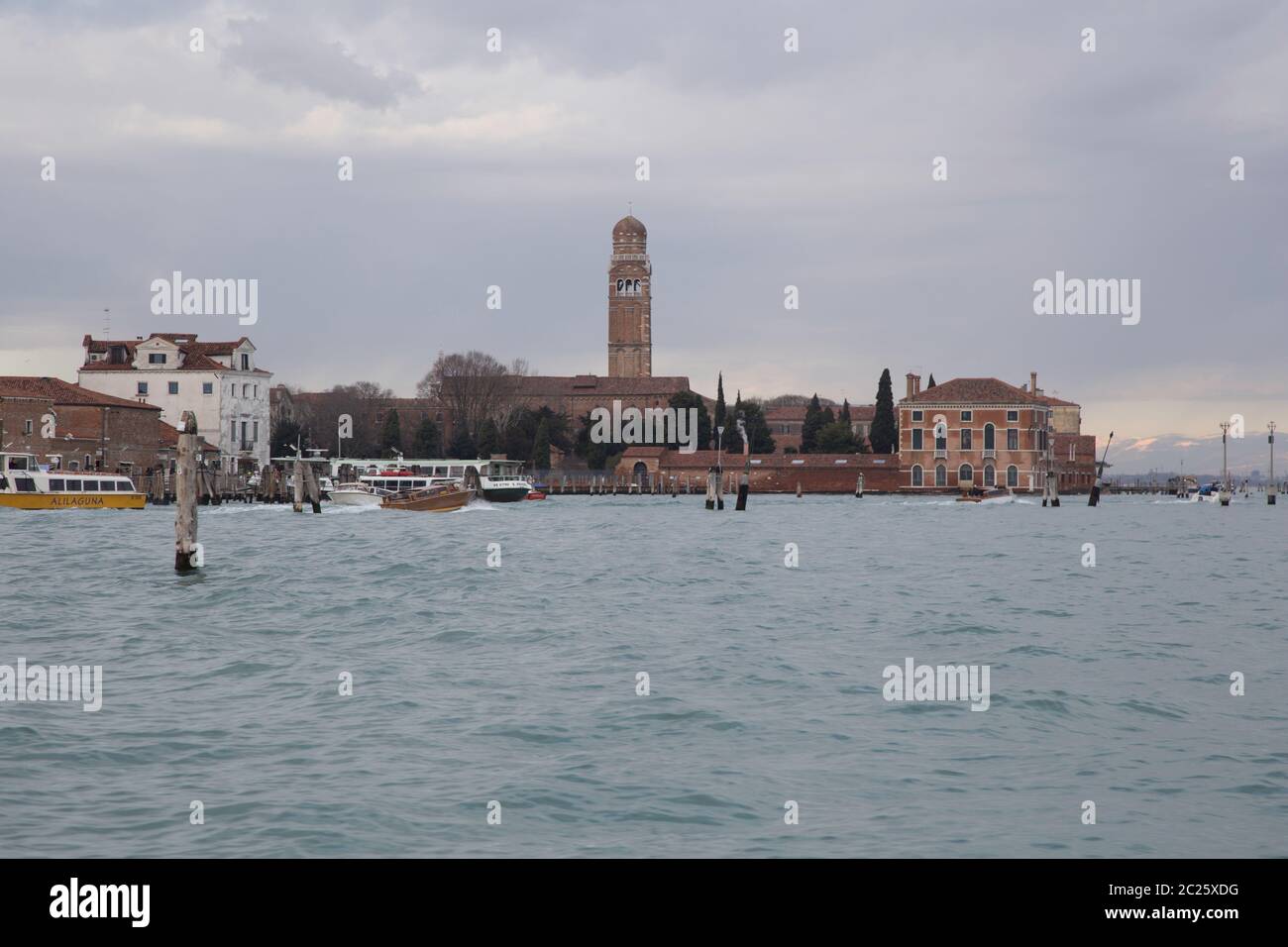 Blick von der Lagune auf die Fondamente Nove mit dem Turm der Kirche Santa Maria Assunta in Detta i Gesuiti, Venedig, Italien Stockfoto