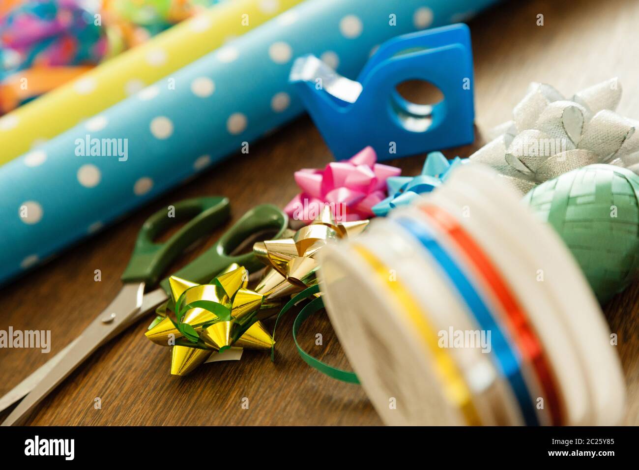 Verpackung Geschenke auf einem Holztisch. Geburtstag Stockfoto