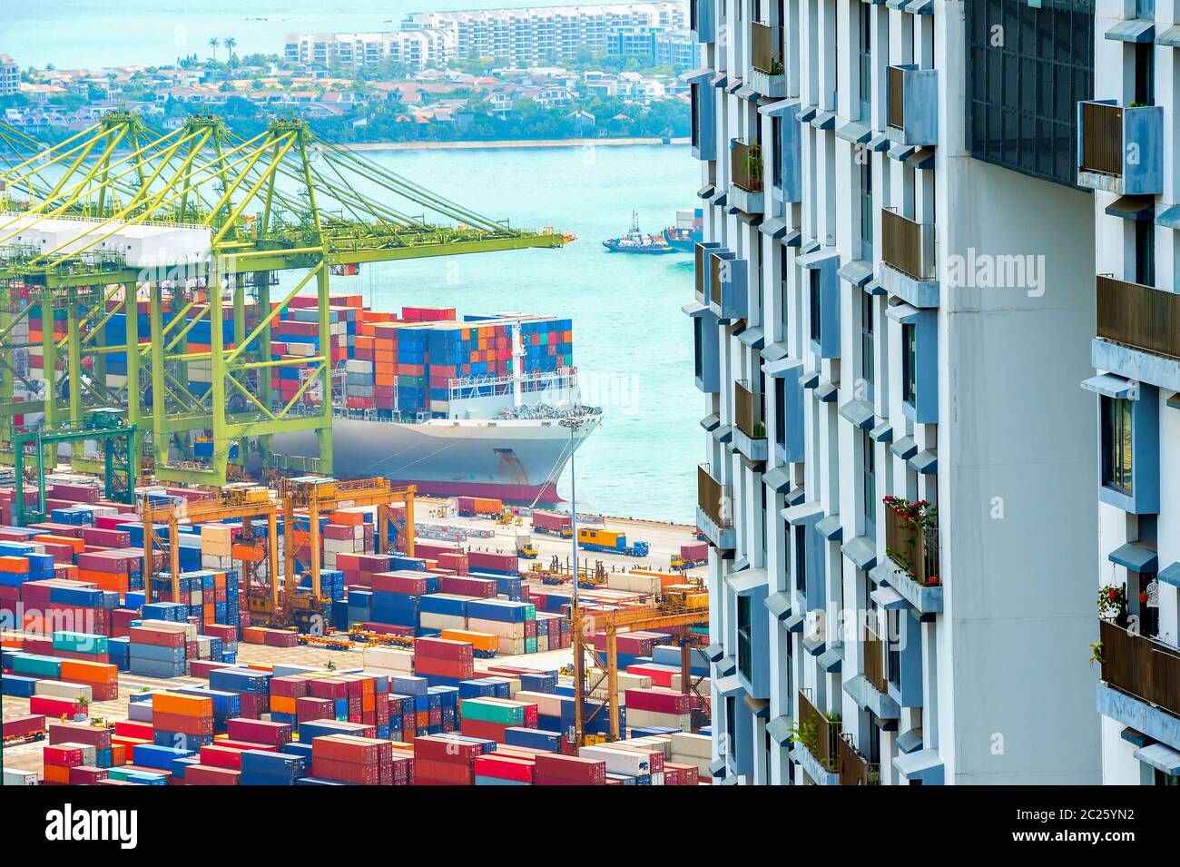Hafen Container Schiffe, Wohnungen, Singapur Stockfoto