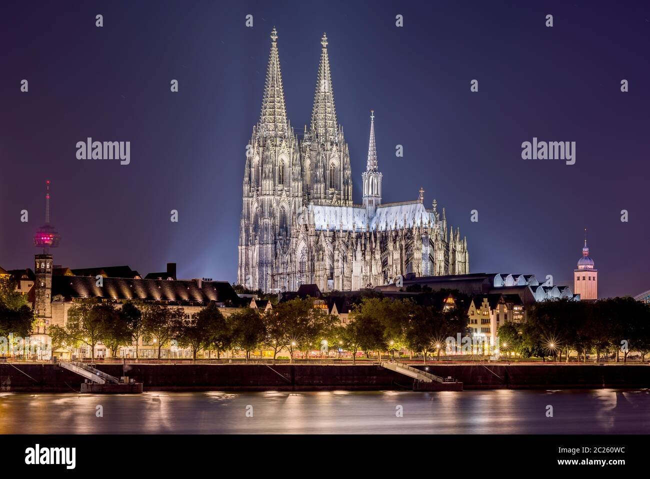 Skyline von Köln mit Rhein und Kölner Dom bei Nacht Stockfoto