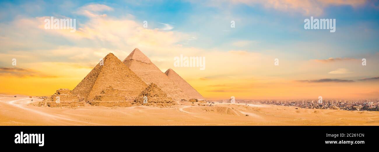 Pyramiden von Gizeh, Ägypten, bei Sonnenuntergang Stockfoto