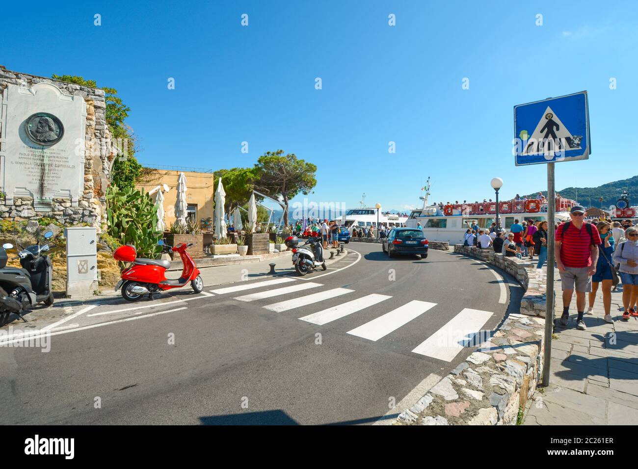 Touristen genießen den Küstenweg rund um das Küstendorf Portovenere, Italien, an der ligurischen Küste Stockfoto