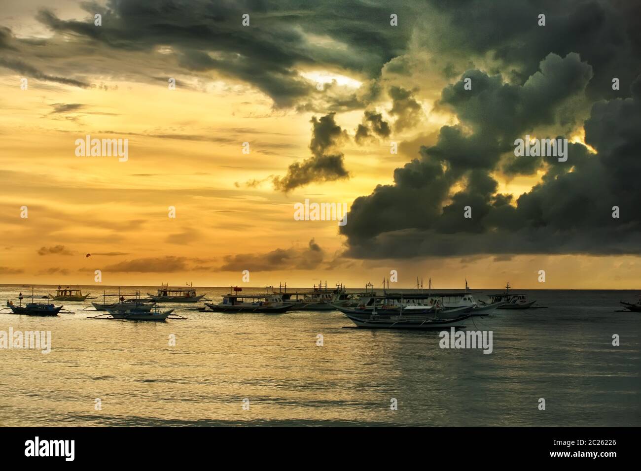 Traditionelle philippinische Boote am Sonnenuntergang. Insel Boracay Stockfoto