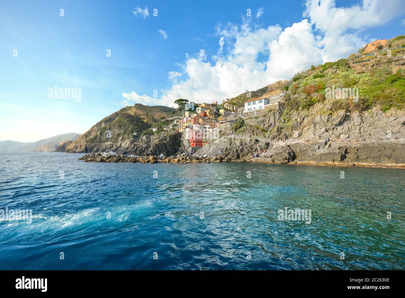 Die felsige Küste von Riomaggiore, Italien, Teil der fünf Fischerdörfer, die die Cinque Terre an der ligurischen Küste Italiens bilden. Stockfoto