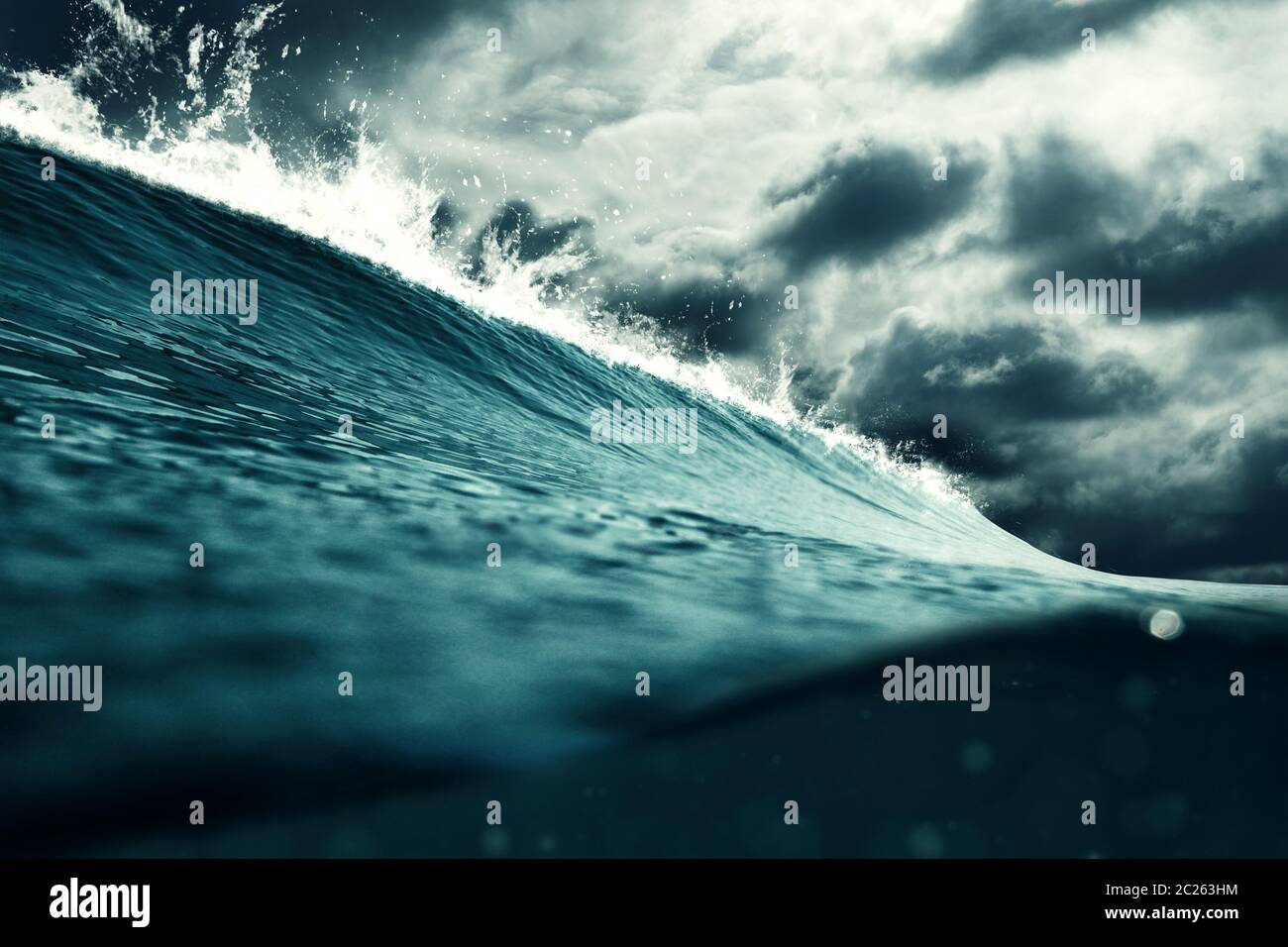 Gewitter am Meer Illustration. Wetter, Natur und Klimawandel Konzept. Stockfoto