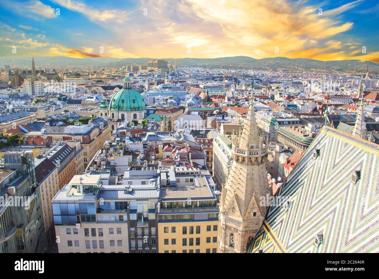 Blick auf den Petersdom von der Aussichtsplattform des Stephansdoms in Wien,  Österreich Stockfotografie - Alamy
