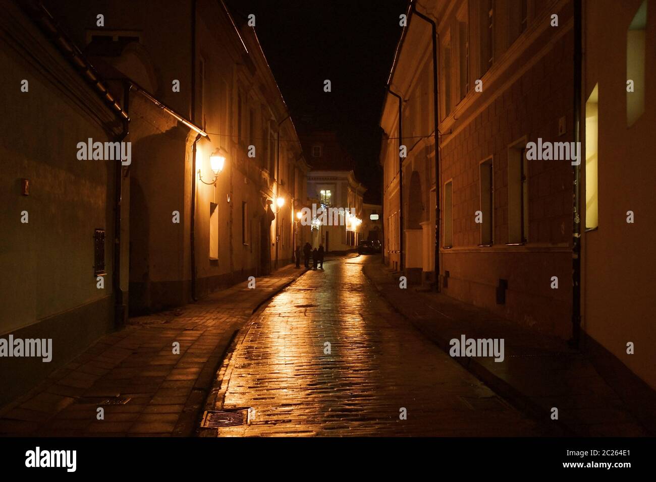 Winterabend auf der schmalen Straße der Altstadt Stockfoto