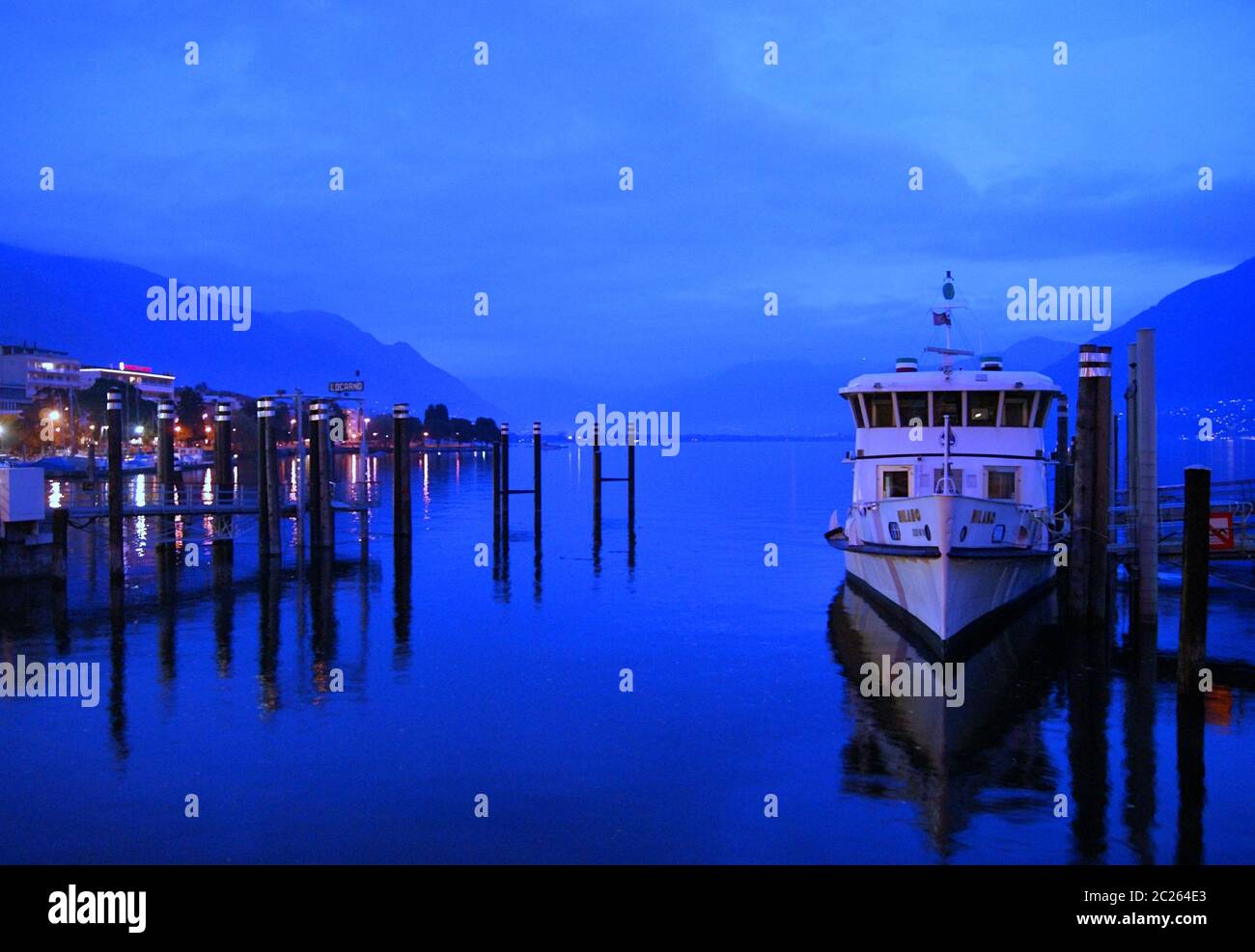 Herbstblauer Abend am Strand in Locarno Stockfoto