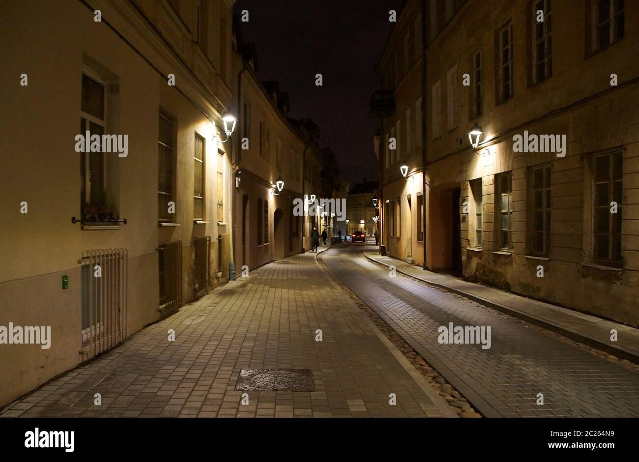 Winterabend auf der schmalen Straße der Altstadt Stockfoto