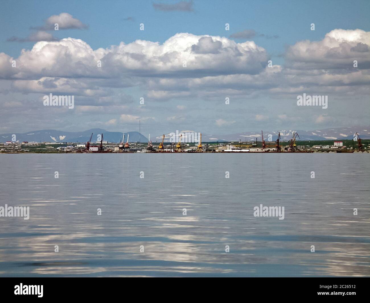 River Port auf dem Fluss der Stadt Salekhard. Hafen Kräne und Schiffe. Tanker und Dry Cargo Stockfoto