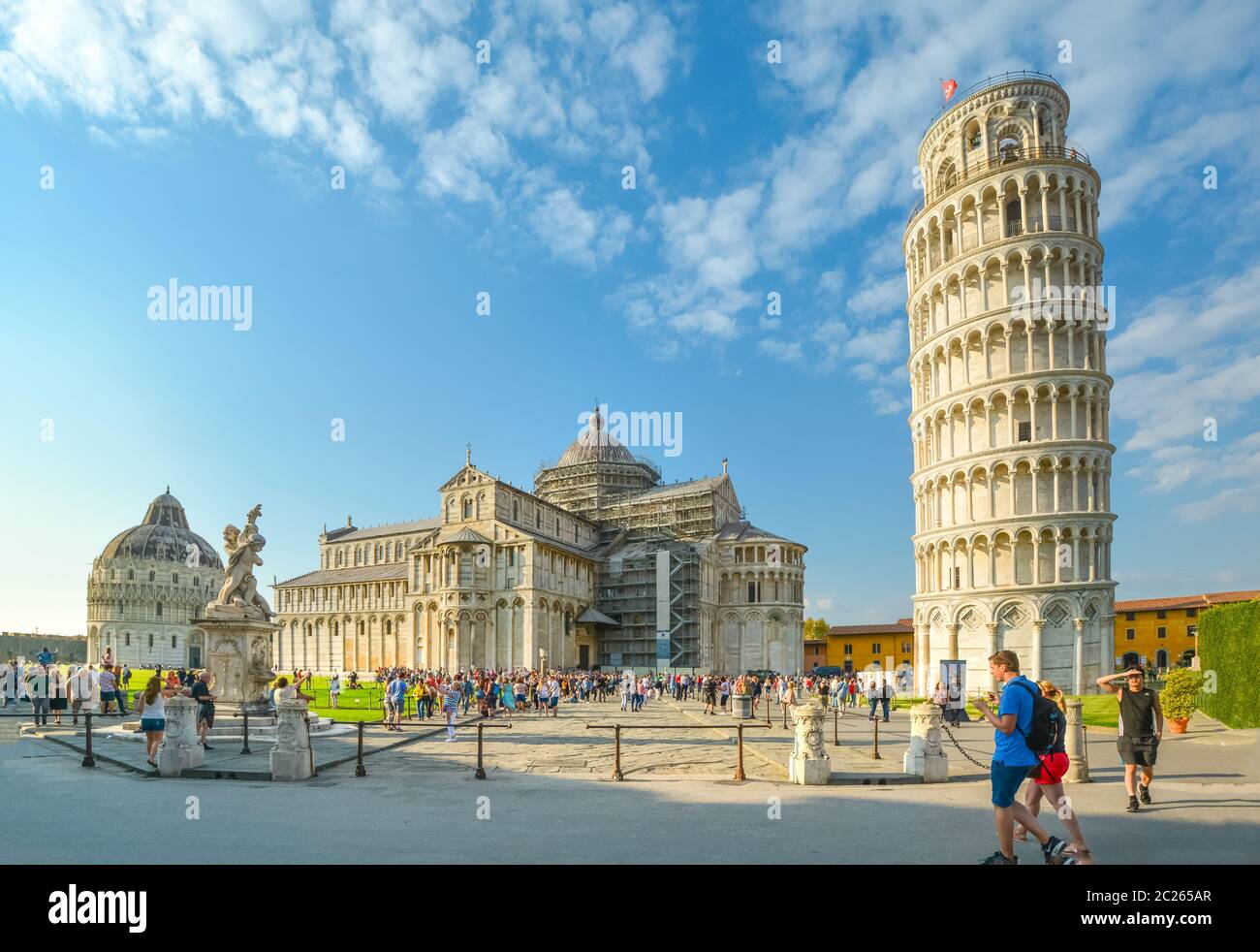 Das Wunderfeld mit seinem Baptisterium, der Kathedrale und dem Schiefen Turm in der toskanischen Stadt Pisa, Italien. Stockfoto
