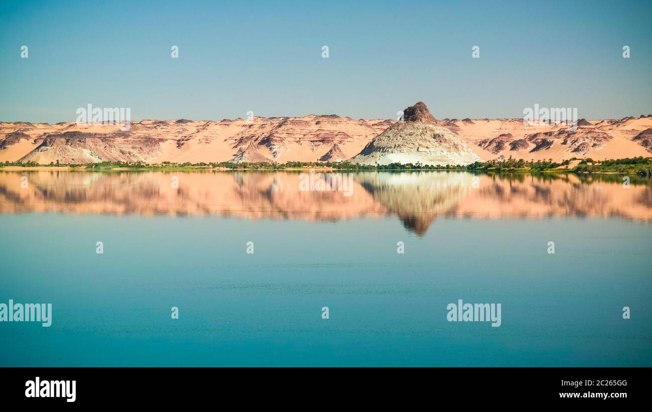 Panoramablick auf den See von Teli Gruppe von Ounianga Serir Seen bei Ennedi, Tschad Stockfoto