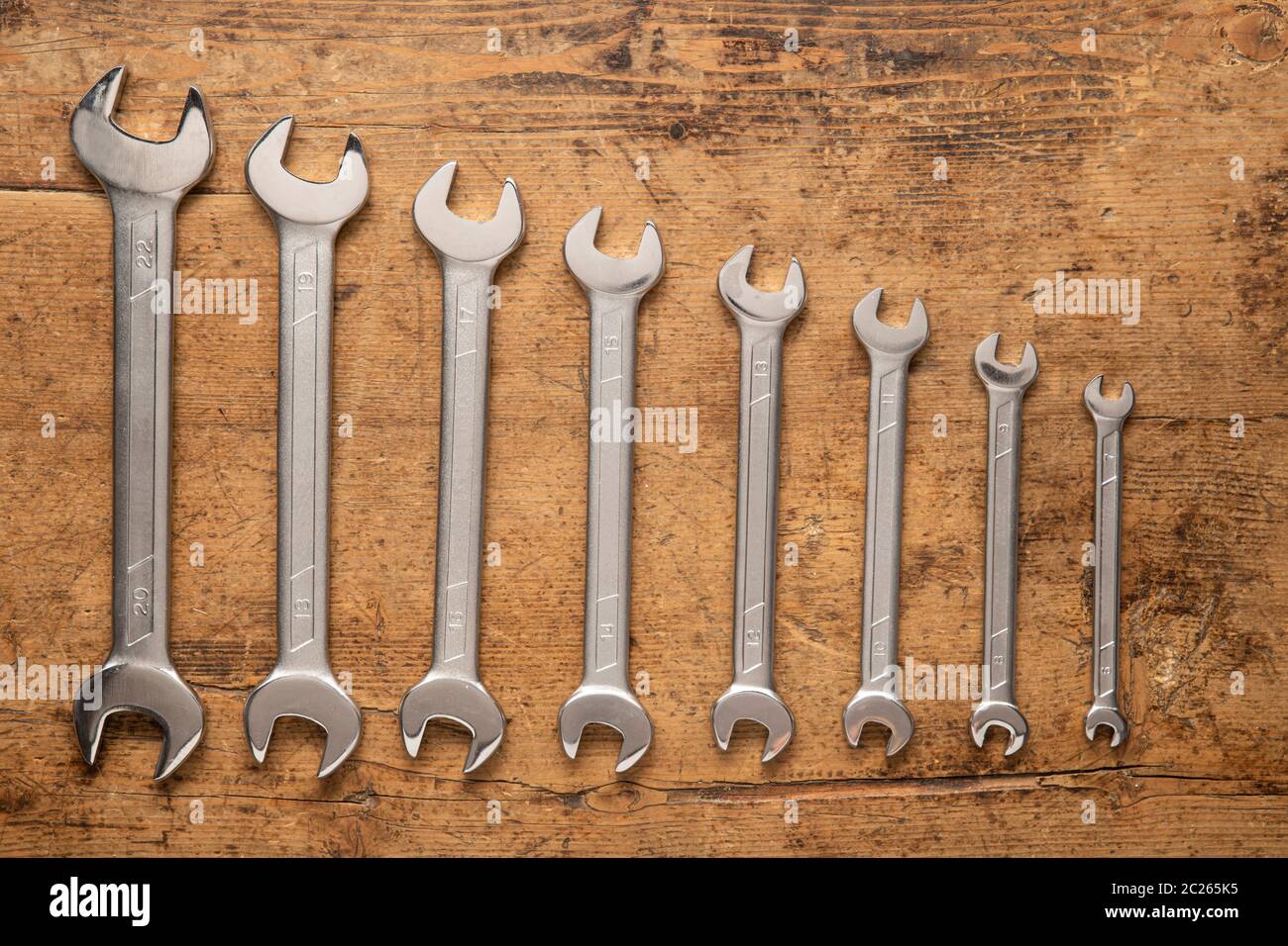 Acht Schlüssel auf einem Vintage-Holzhintergrund Stockfoto