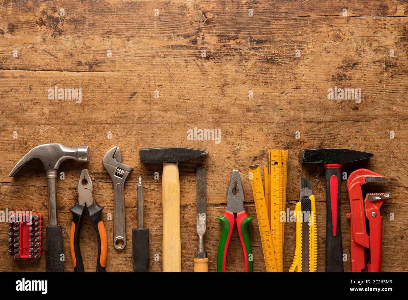 Viele Werkzeuge auf einem hölzernen Vintage Hintergrund Stockfoto