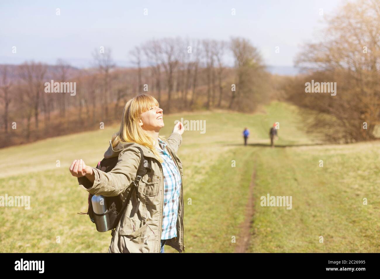 Frau ist Wandern und Trekking draußen auf einem Hügel. Tourismus, Urlaub und Fitness-Aktivitäten Konzept. Stockfoto
