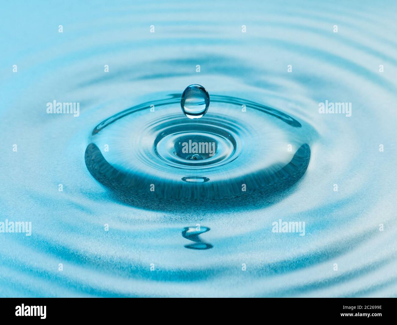 Blue Water splash droplet Makro. Reinheit, Entspannung und Umwelt Konzept. Stockfoto