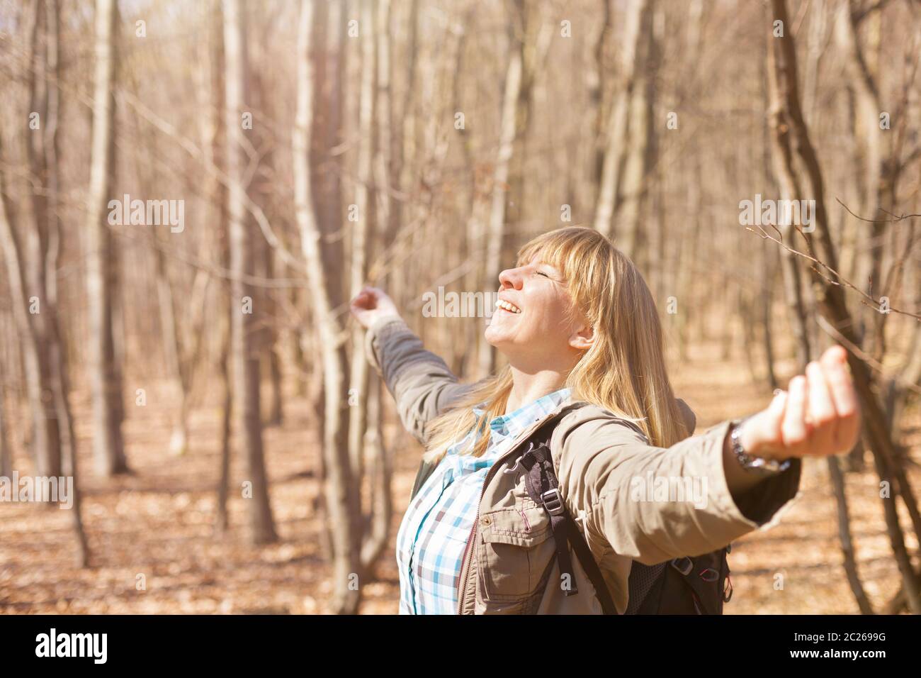 Frau ist Wandern und Trekking draußen auf einem Hügel. Tourismus, Urlaub und Fitness-Aktivitäten Konzept. Stockfoto