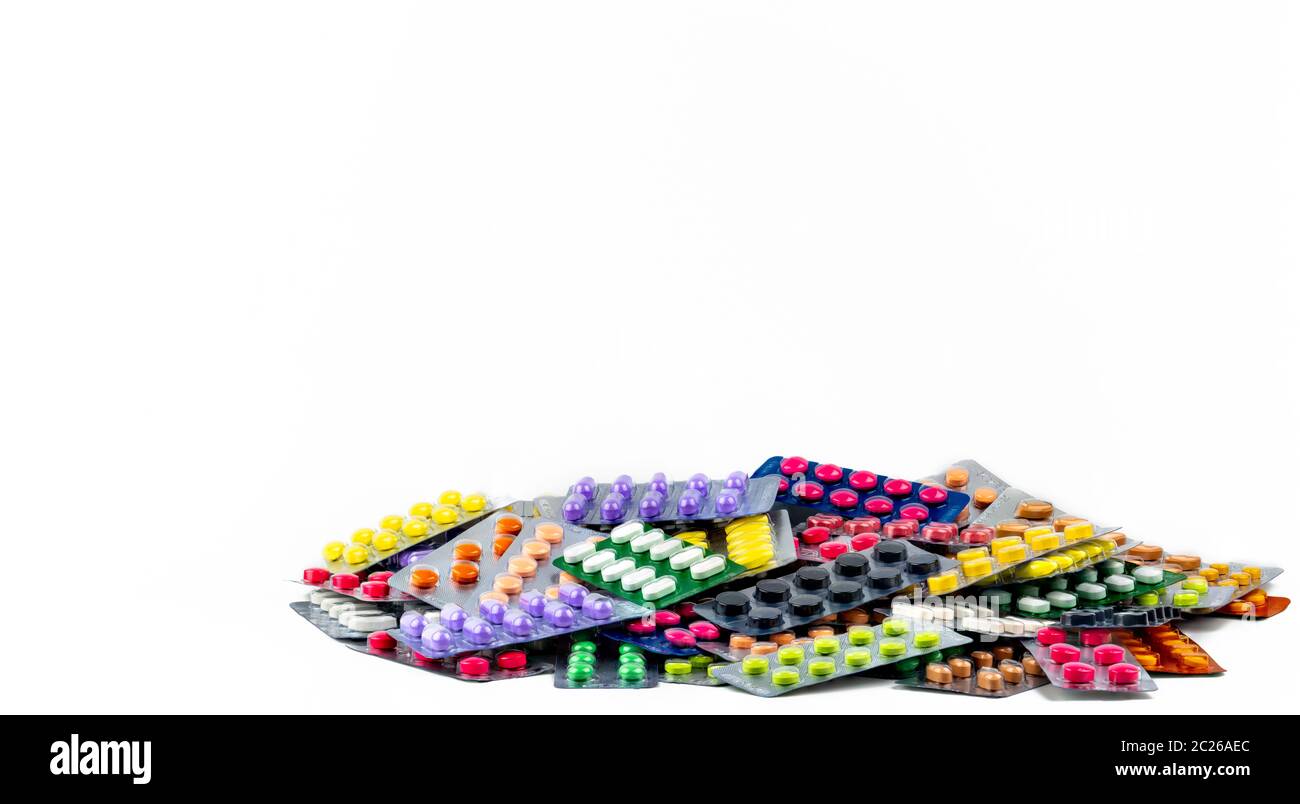 Stapel von Tablet Pillen auf weißem Hintergrund. Gelb, Lila, Schwarz, Orange, Pink, Grün tablet Pillen in Blisterverpackung. Schmerzmittel Medizin. Dru Stockfoto