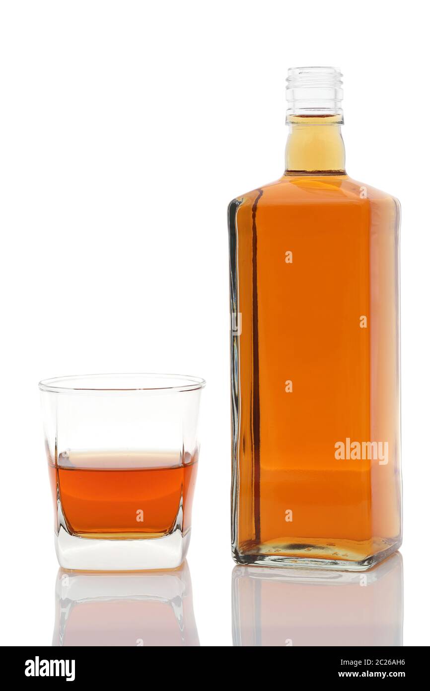 Glas Schale und eine Flasche Whiskey auf weißem Hintergrund Stockfoto