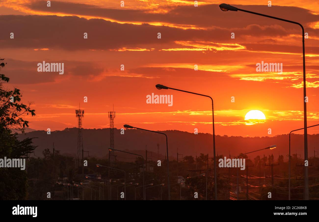 Schönen Sonnenaufgang über Berg am Morgen. Blick von der Straße und elektrische Pole und Kabel. Schöne Szene zwischen Reisen in den Morgen. Bi Stockfoto