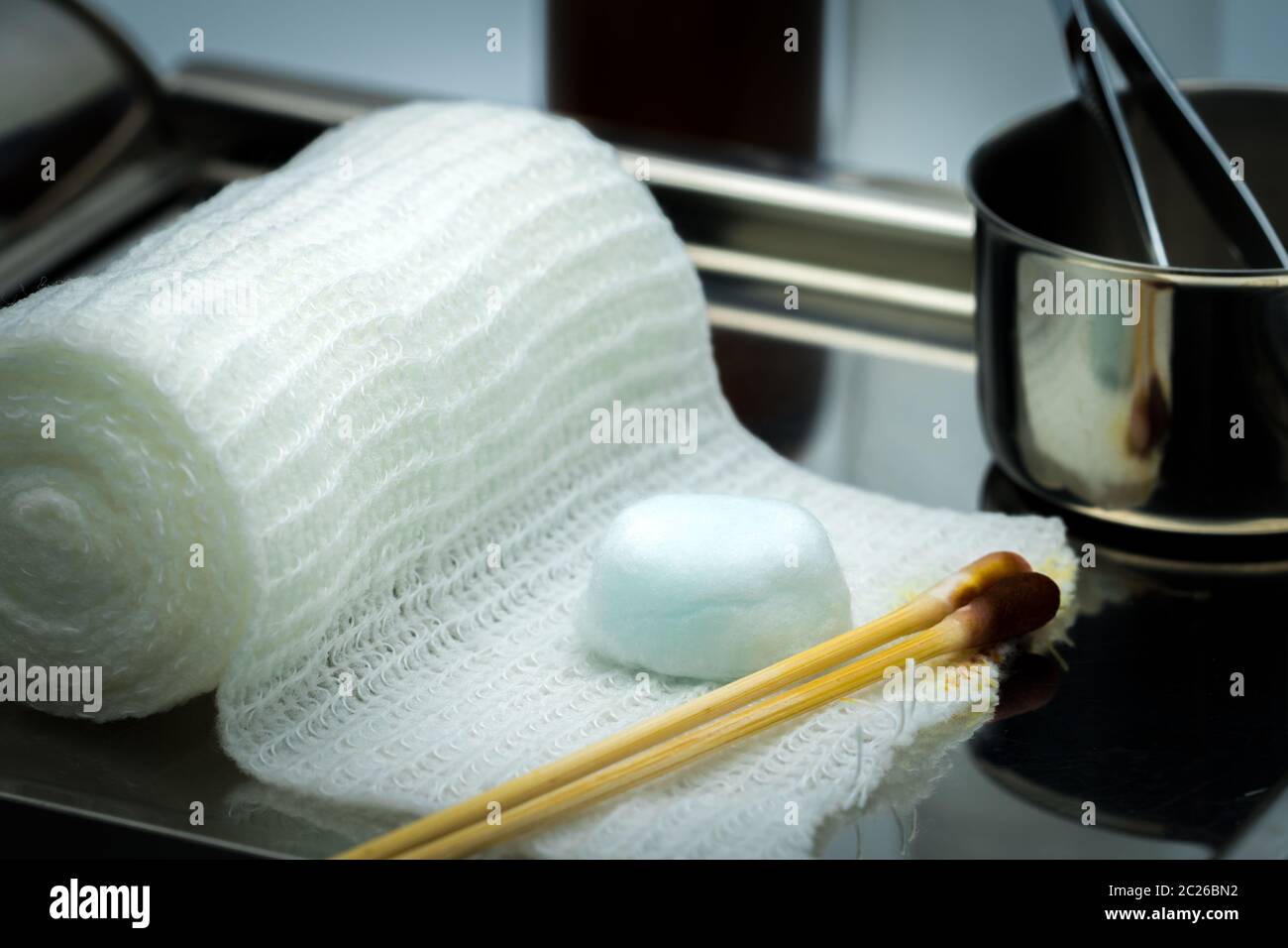 Wundversorgung Abrichten auf Platte aus rostfreiem Stahl. Tupfer mit Alkohol, Wattestäbchen mit Povidon Jod, Pinzette und Bandage entsprechen. Stockfoto