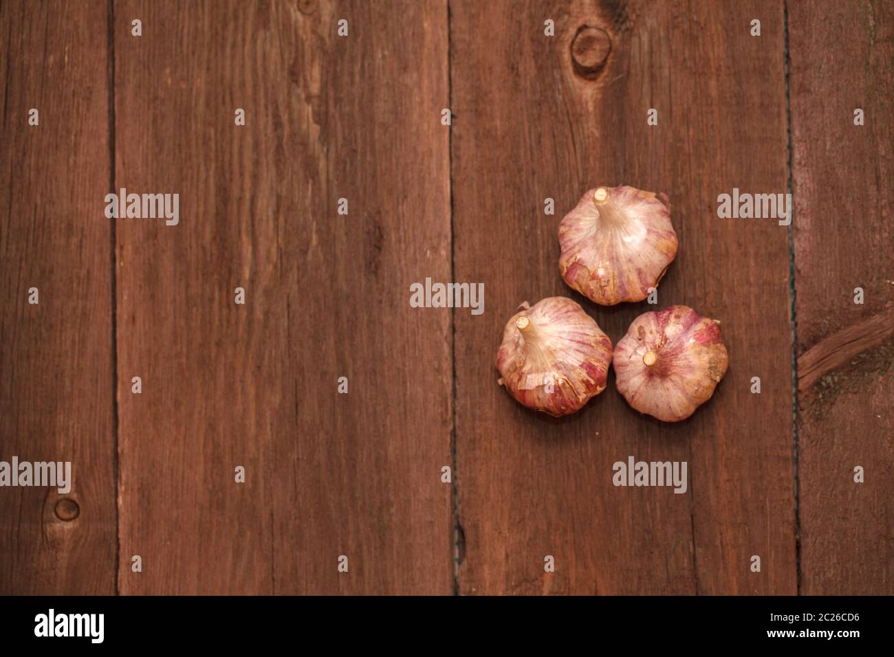 Reife Knoblauch Kopf auf einem hölzernen Stockfoto