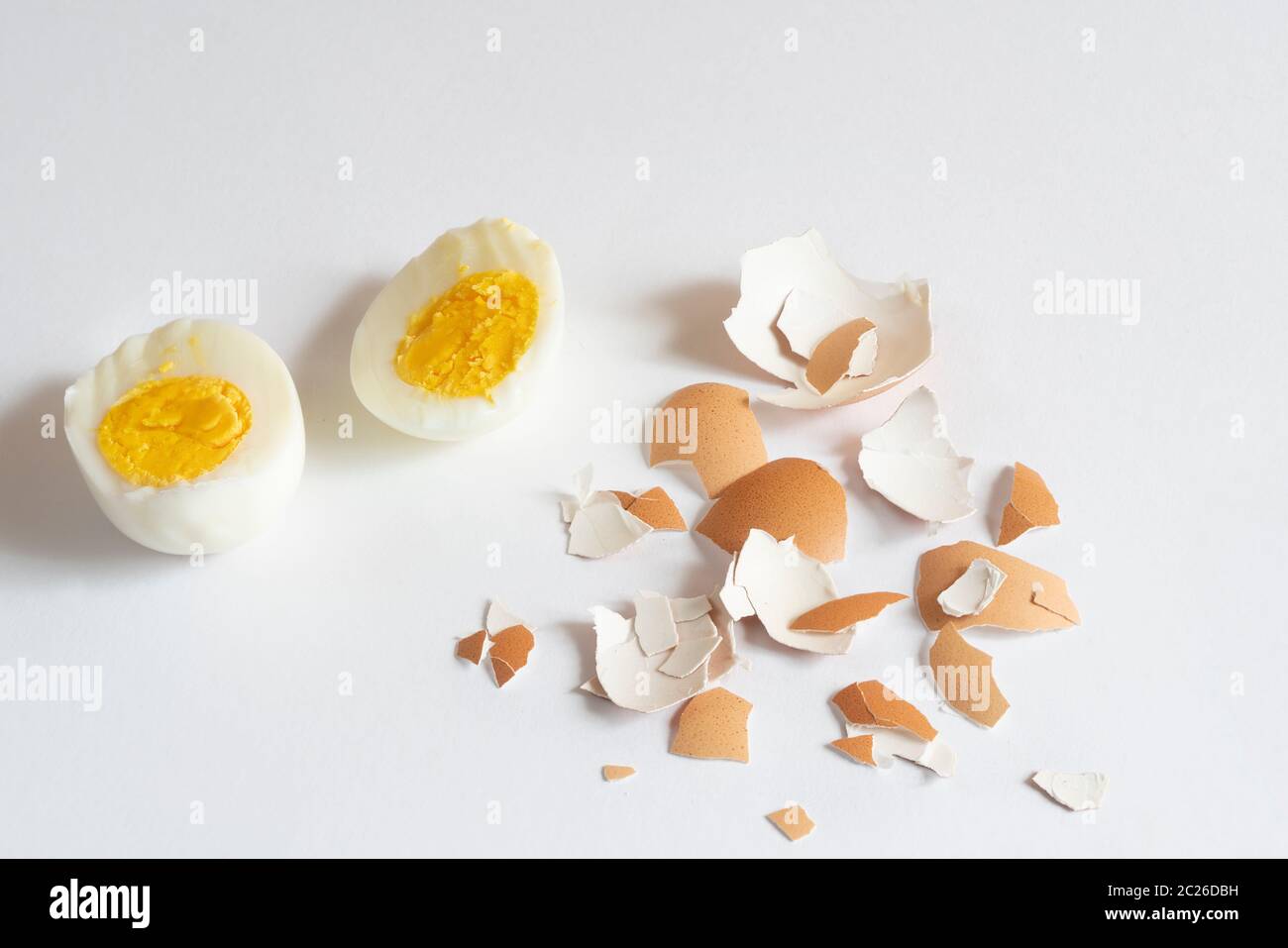 Ein hartgekochtes Ei ohne Schale auf eine weiße Fläche Stockfoto