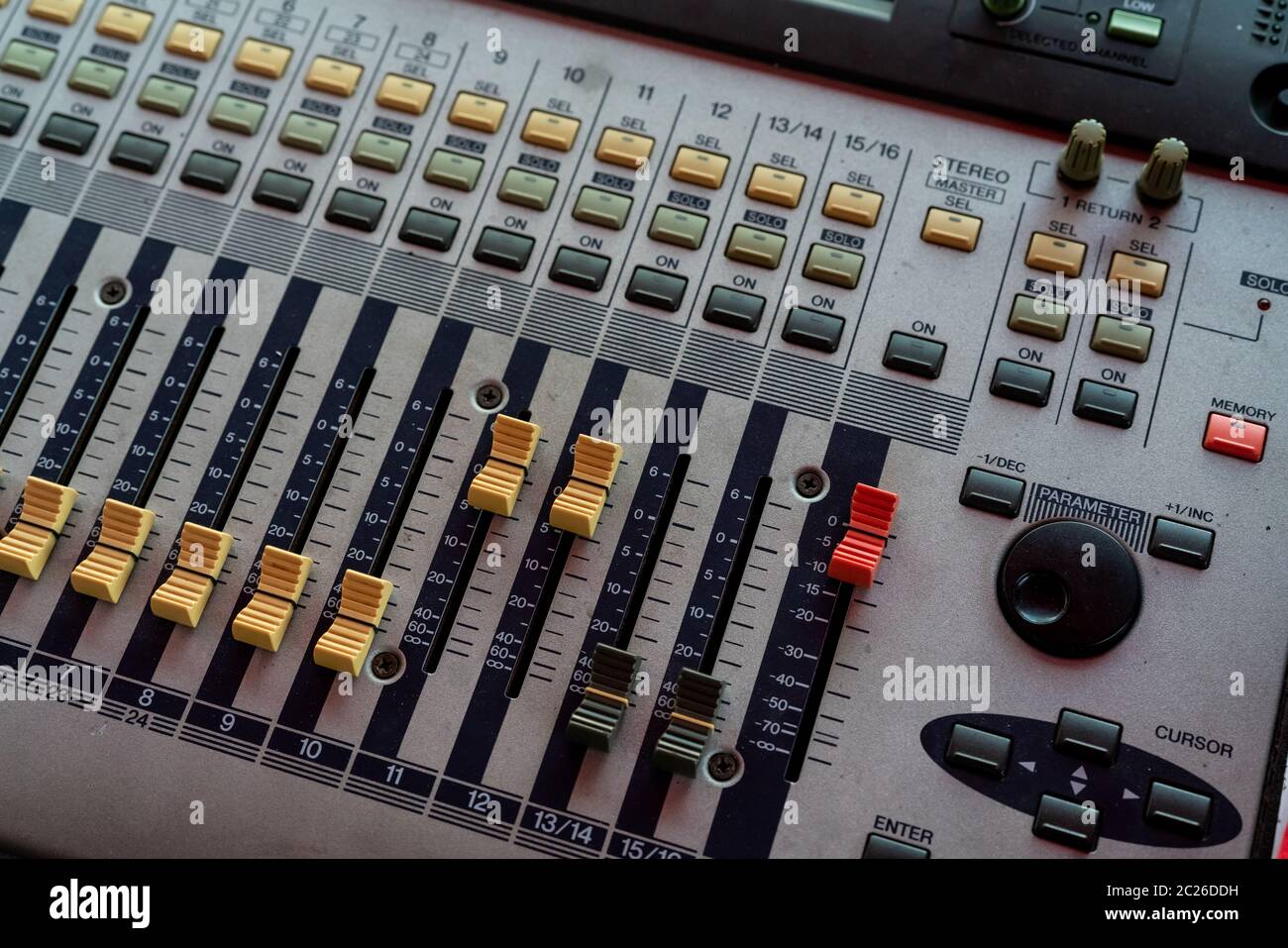 Audio Sound Mixer console. Sound Mixing Desk. Musik mixer Control Panel im Aufnahmestudio. Audio Mixing Konsole mit Fader und Regler. Soun Stockfoto