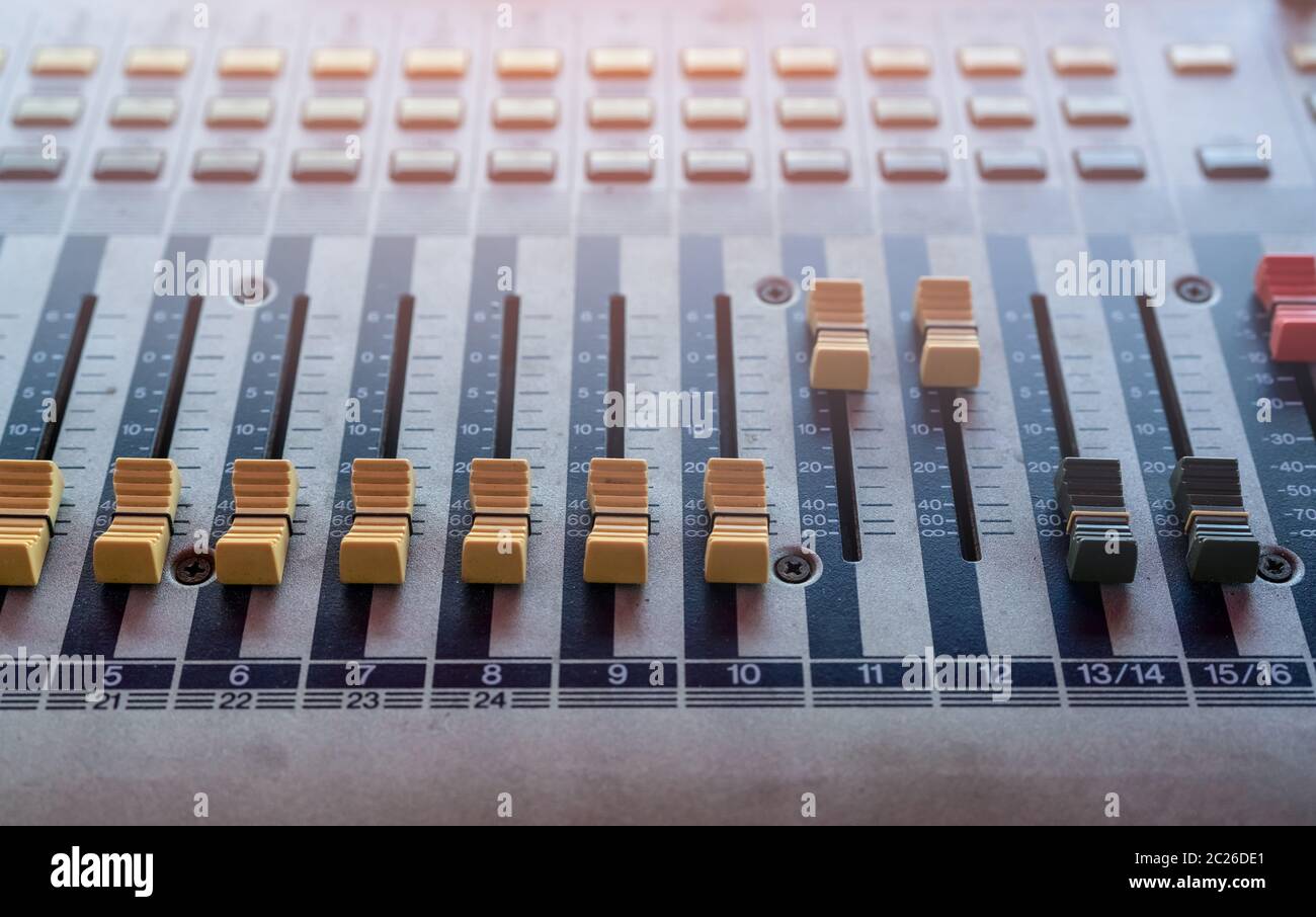 Audio Sound Mixer console. Sound Mixing Desk. Musik mixer Control Panel im Aufnahmestudio. Audio Mixing Konsole mit Fader und Regler. Soun Stockfoto