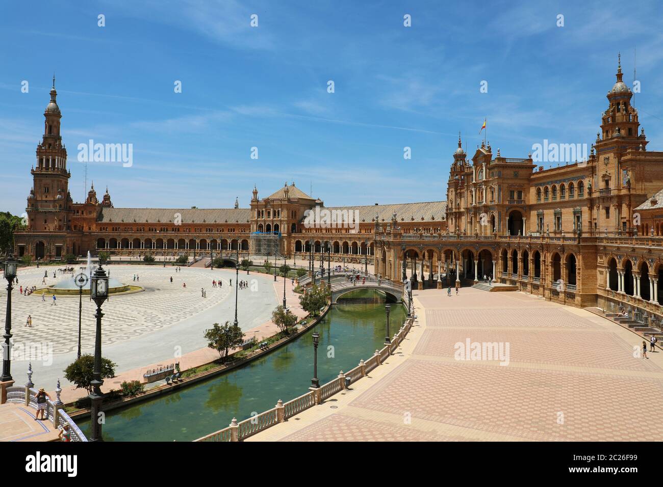 SEVILLA, SPANIEN - 14. JUNI 2018: Plaza de Espana in Sevilla, erbaut im Jahr 1928, ist es ein Beispiel für die Architektur des Regionalismus, die Renaissance- und maurische Stile miteinander kombiniert. Stockfoto