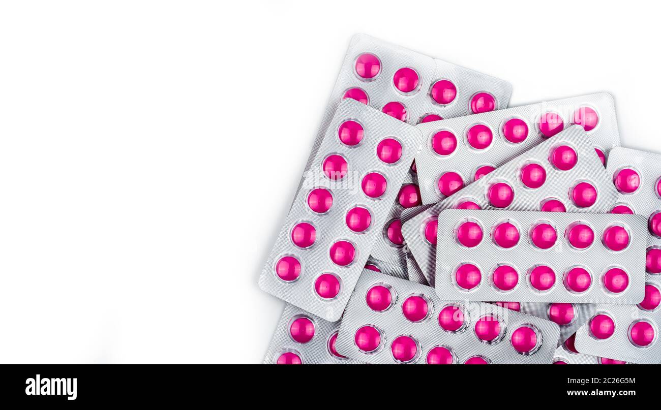 Blick von oben auf die runde rosa Pillen Tabletten in Blisterpackungen auf weißem Hintergrund mit kopieren. Ibuprofen tabletten Pillen für Entlastung Schmerzen, hohem Fieber, headac Stockfoto