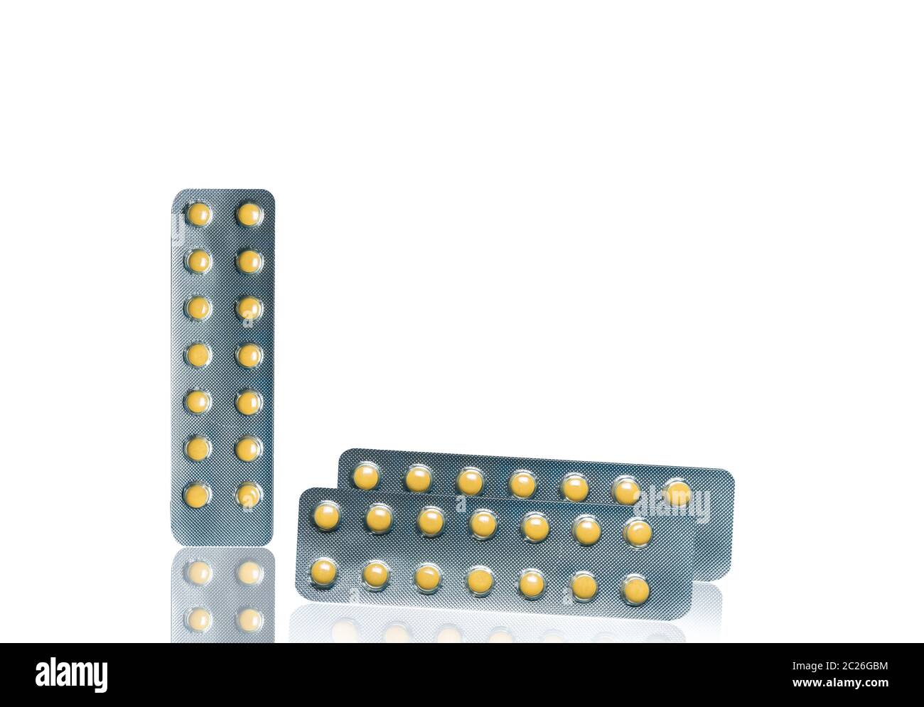 Kleine runde Hellgelb enteric-filmtablette Pillen in Blistergurt auf weißem Hintergrund mit Kopie Raum isoliert. Medizin für die Behandlung von Magenkrebs ulce Stockfoto