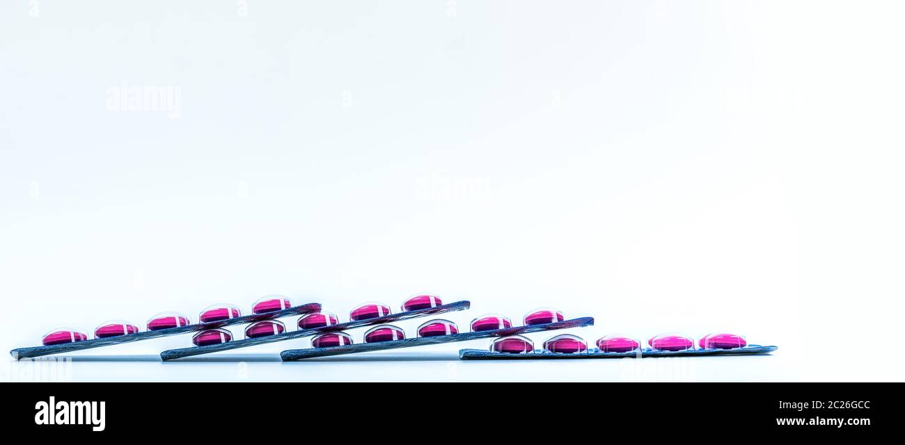 Seitenansicht des Rosa tabletten Pille in Blistergurt auf weißem Hintergrund mit Kopie Raum isoliert. Ibuprofen zur Linderung Schmerzen, Kopfschmerzen, hohem Fieber und anti- Stockfoto