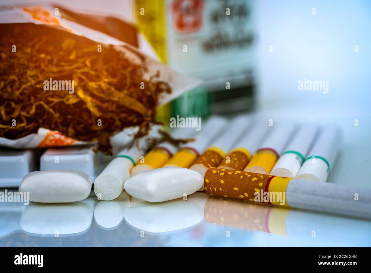 Nikotin Kaugummi in der Nähe von Pile von Zigaretten und Tabak auf weißem Hintergrund mit dem Raum. Beendigtes Rauchen oder Rauchen und Lungenkrebs Konzept. 31. Stockfoto