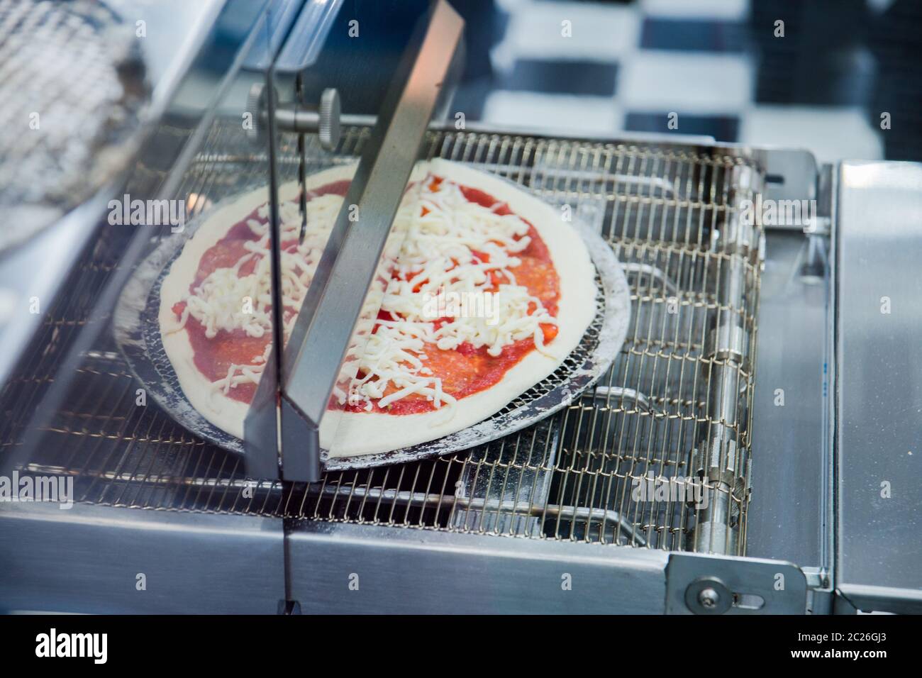 Fertige Pizza auf dünnem Teig in Sonderausstattung gekocht. Selektive konzentrieren. Stockfoto