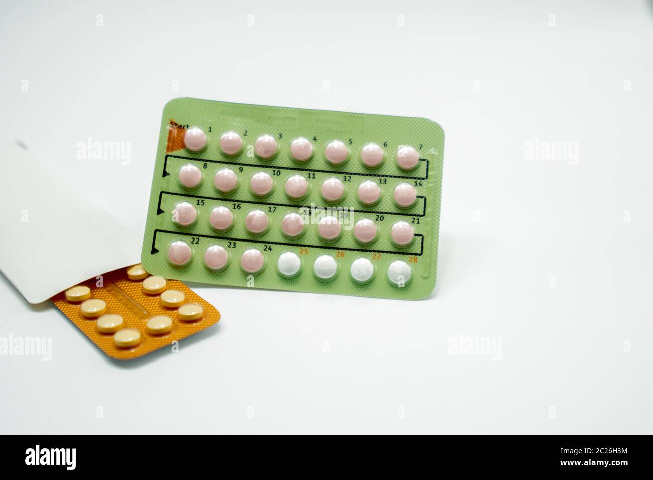 Verhütungspillen in Blisterpackung auf weißem Hintergrund. Pillen zur Geburtenkontrolle. Familienplanung. Hormone Tabletten Pillen. Apotheke Drogerie Hintergrund. P Stockfoto