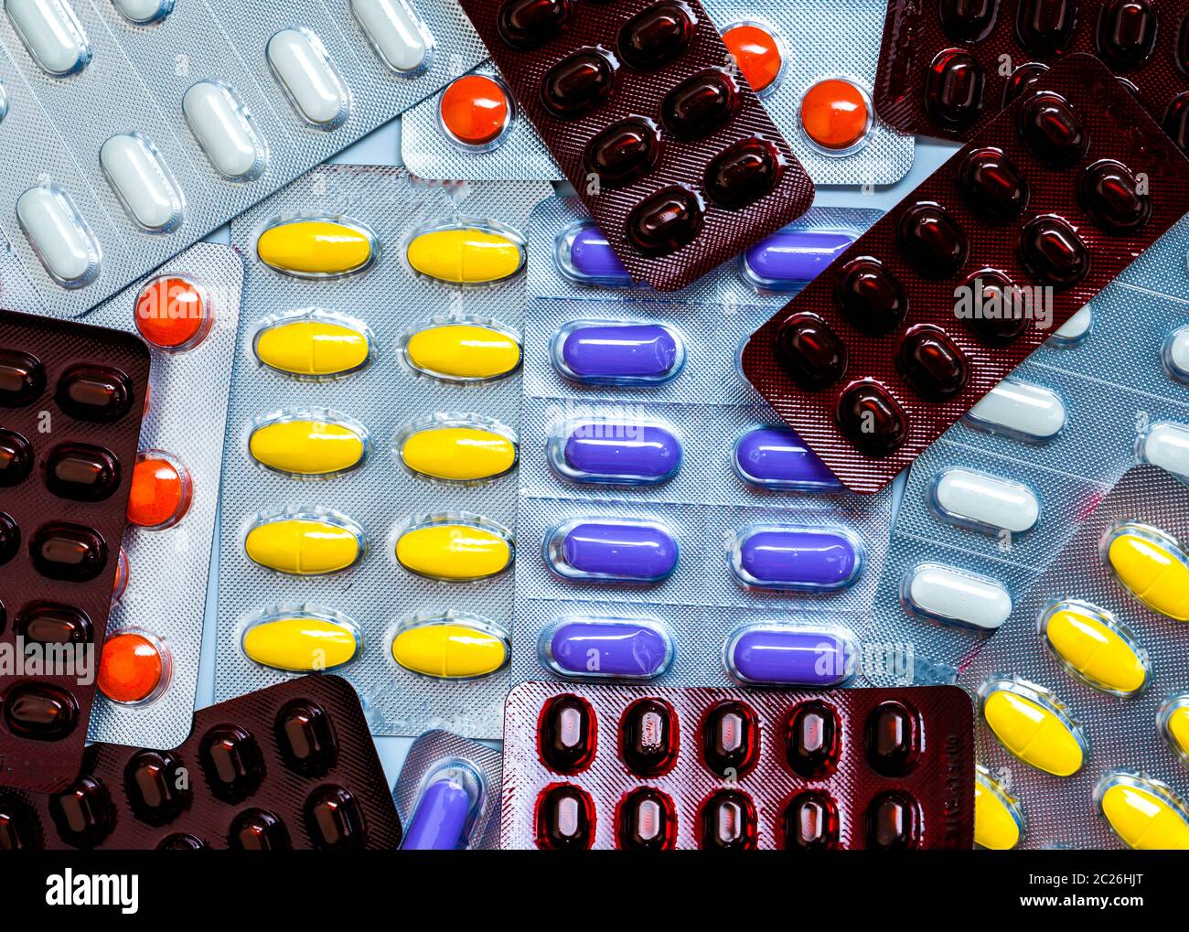 Stapel der bunten Pillen Tabletten in Blisterpackungen. Global Healthcare Konzept. Schmerzmittel Medikament für die Schmerzen lindern. Stockfoto