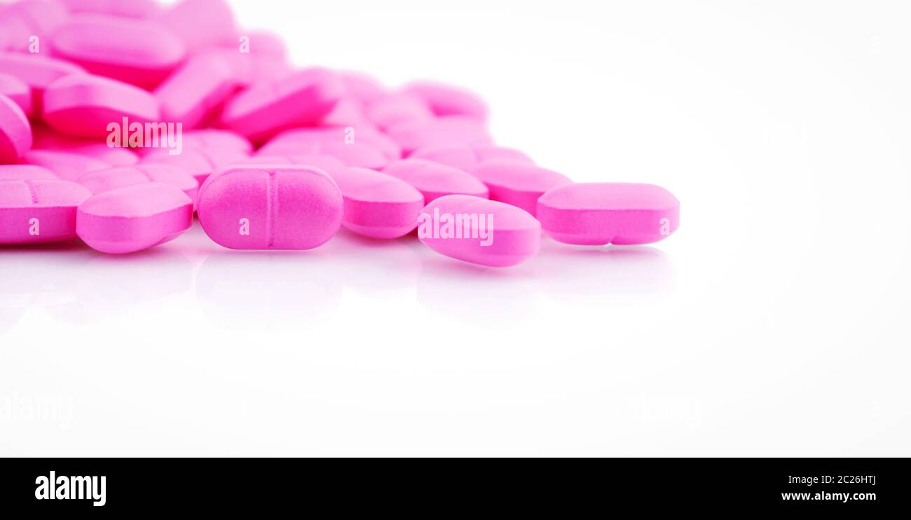 Stapel von rosa Tabletten Pille auf weißem Hintergrund. Norfloxacin 400mg für die Behandlung Zystitis. Antibiotika Resistenzen. Rosa pillen Symbol der r Stockfoto