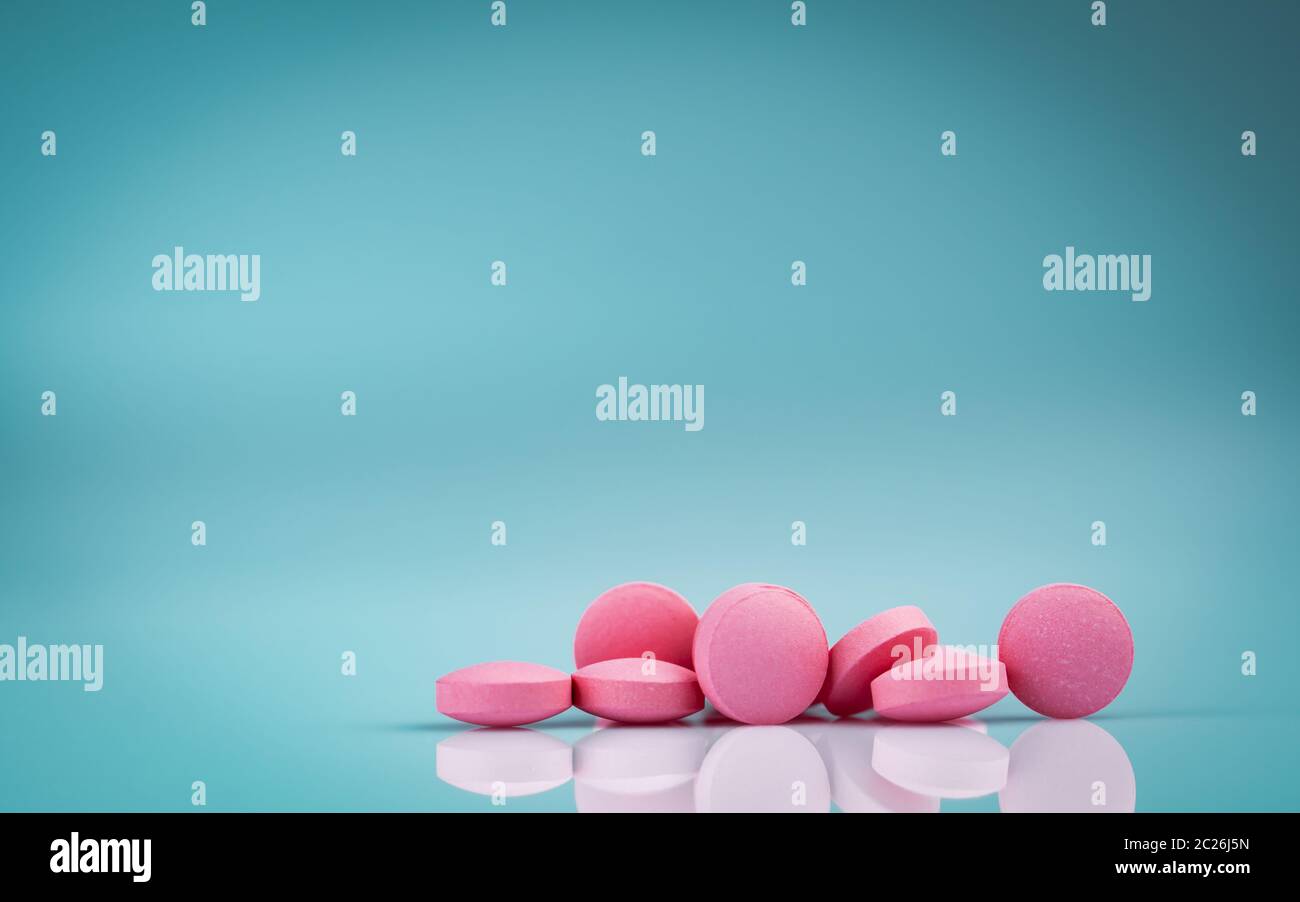 Rosa runde Tabletten, Pillen mit Schatten auf farbverlauf Hintergrund. Pharmazeutische Industrie. Apotheke Produkte. Vitamine und Nahrungsergänzungsmittel. Medikation in h Stockfoto